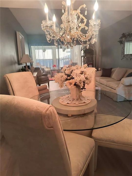 For Sale: $190,000 (2 beds, 2 baths, 975 Square Feet)