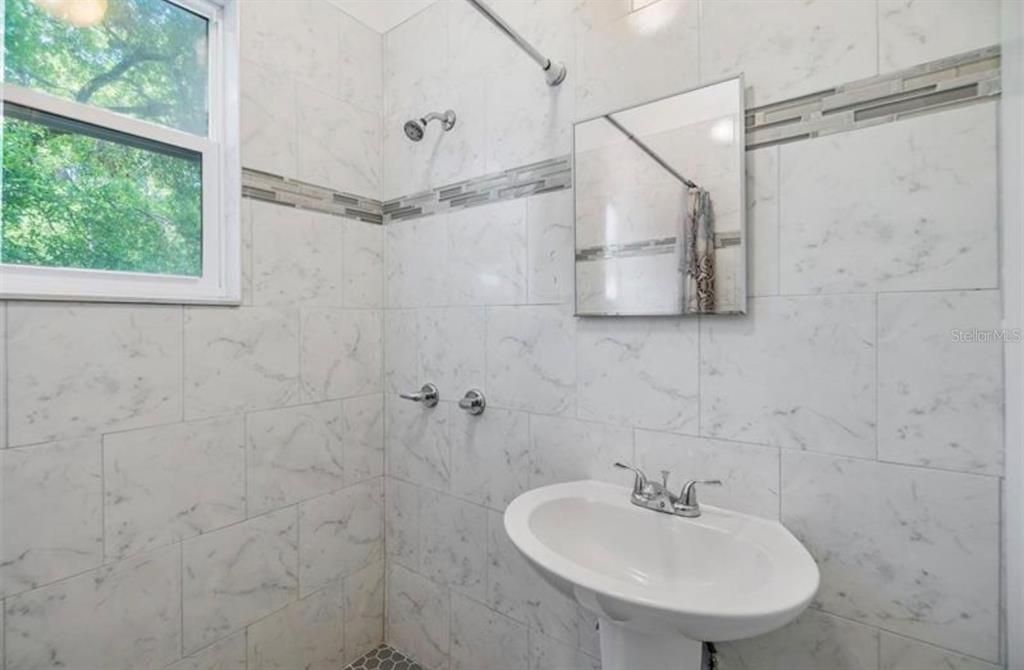 For Rent: $1,350 (1 beds, 1 baths, 585 Square Feet)