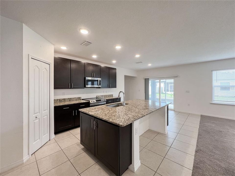 待售: $385,000 (5 贝兹, 3 浴室, 3138 平方英尺)