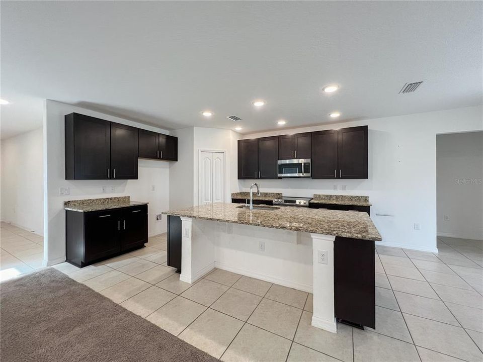 待售: $385,000 (5 贝兹, 3 浴室, 3138 平方英尺)