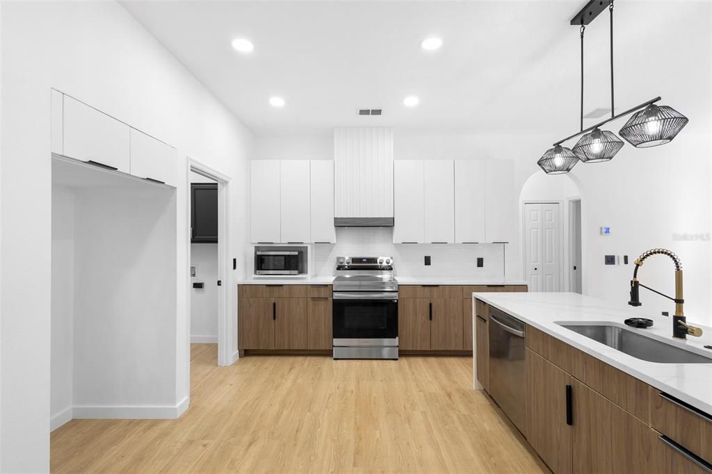 Active With Contract: $532,000 (3 beds, 2 baths, 1900 Square Feet)