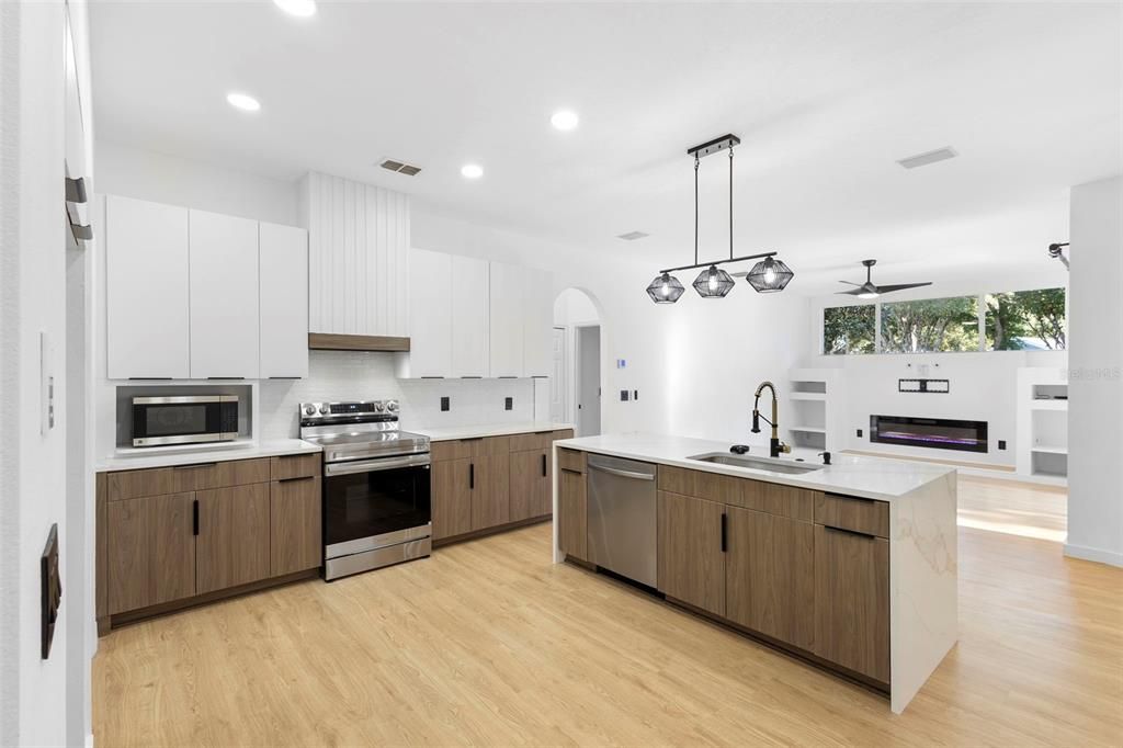 Active With Contract: $532,000 (3 beds, 2 baths, 1900 Square Feet)