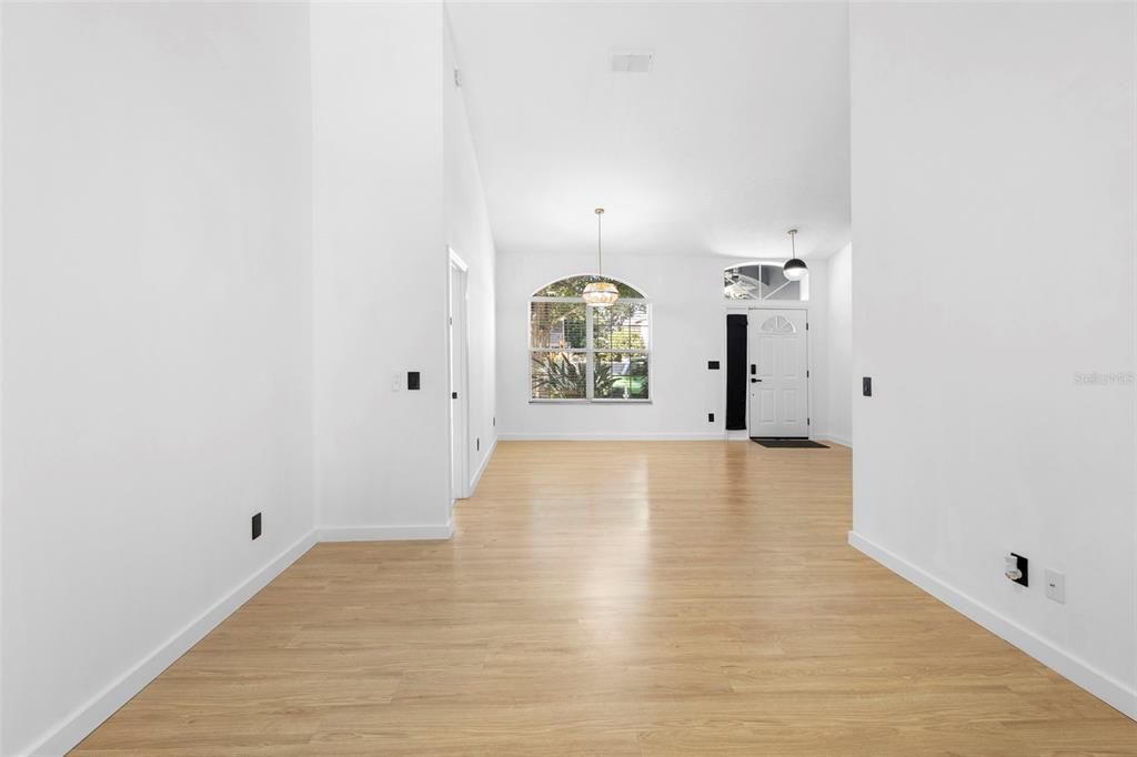 Active With Contract: $532,000 (3 beds, 2 baths, 1900 Square Feet)