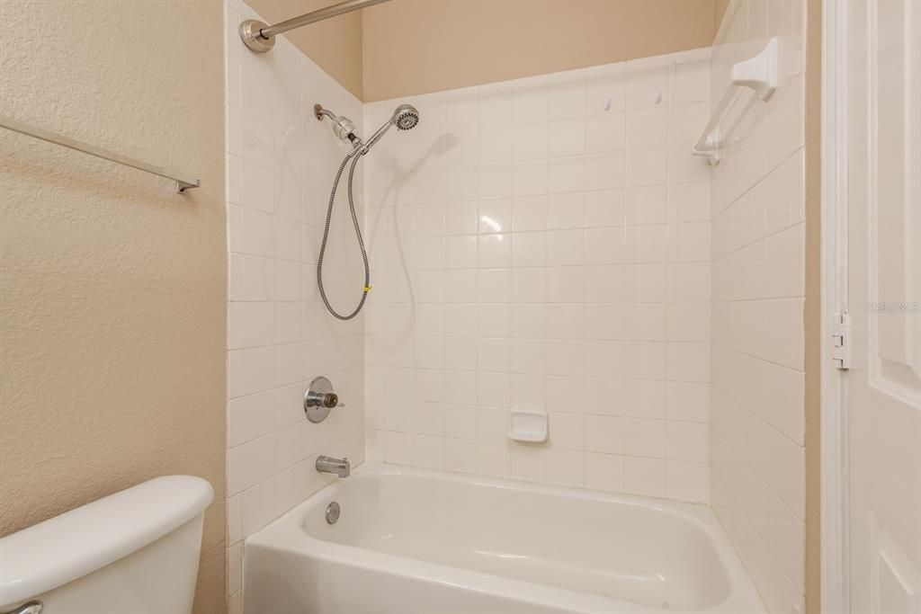 Activo con contrato: $2,200 (3 camas, 2 baños, 1510 Pies cuadrados)