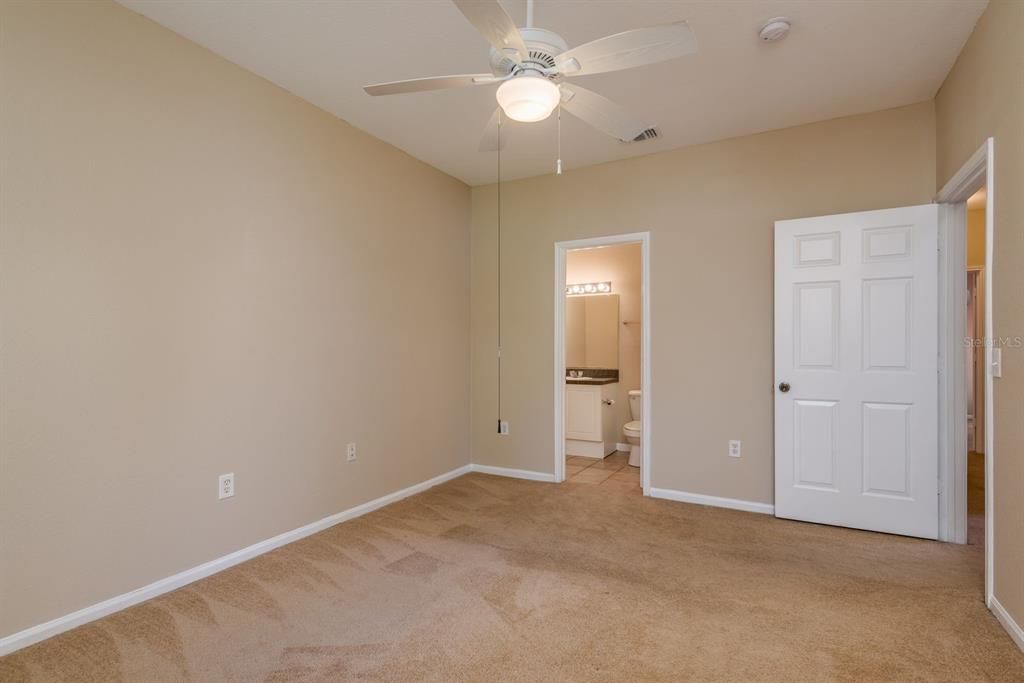 Activo con contrato: $2,200 (3 camas, 2 baños, 1510 Pies cuadrados)