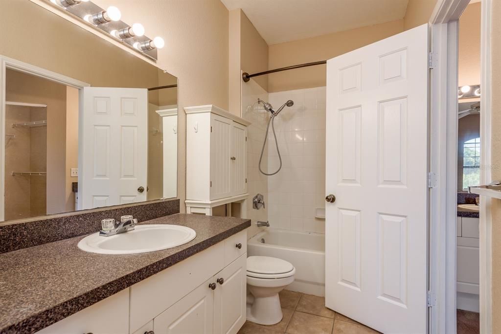 Activo con contrato: $2,200 (3 camas, 2 baños, 1510 Pies cuadrados)