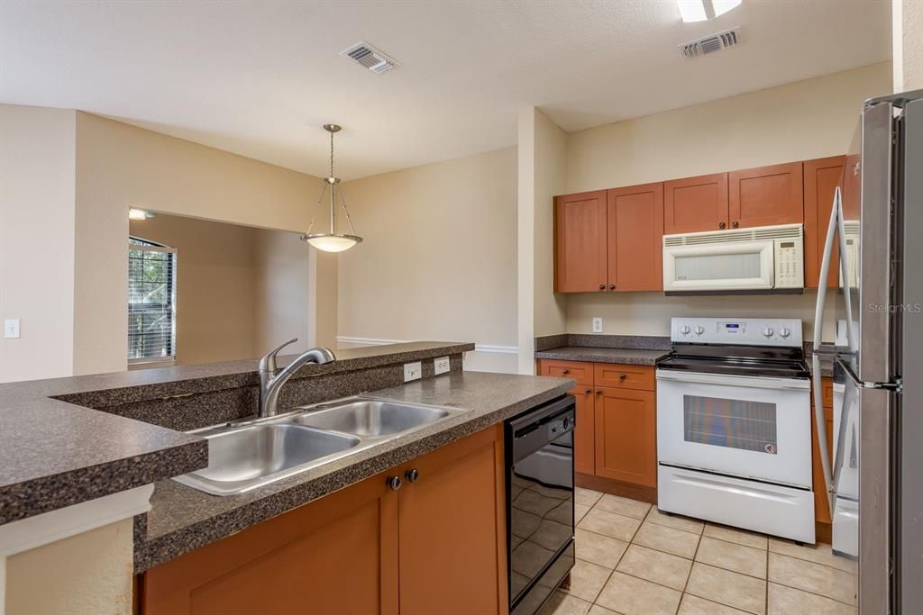 Activo con contrato: $2,200 (3 camas, 2 baños, 1510 Pies cuadrados)