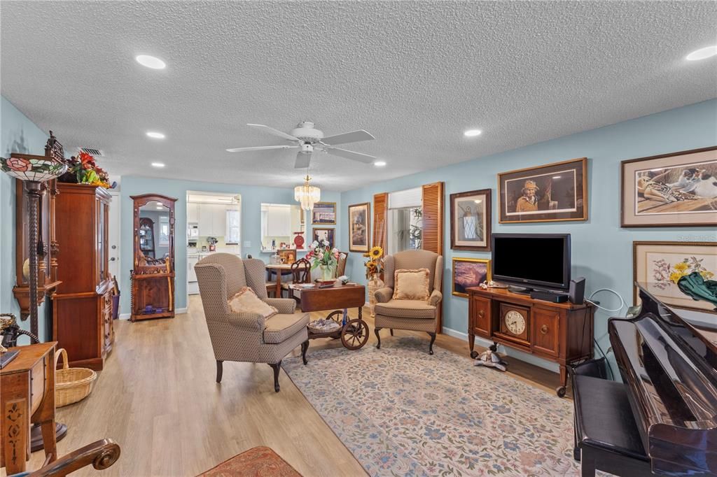 For Sale: $225,000 (2 beds, 2 baths, 1208 Square Feet)