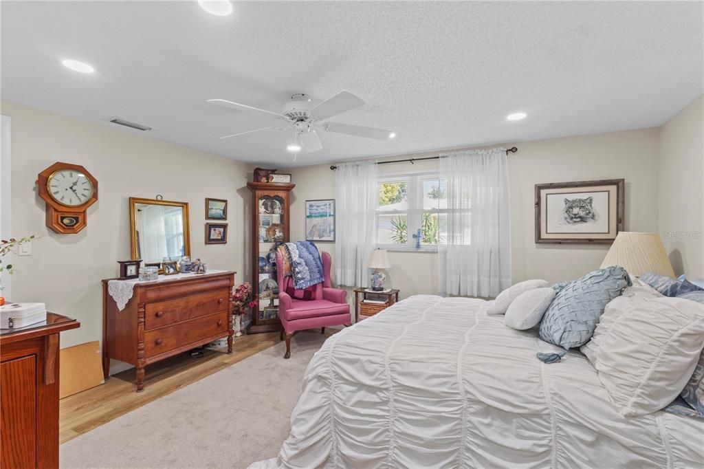 For Sale: $225,000 (2 beds, 2 baths, 1208 Square Feet)