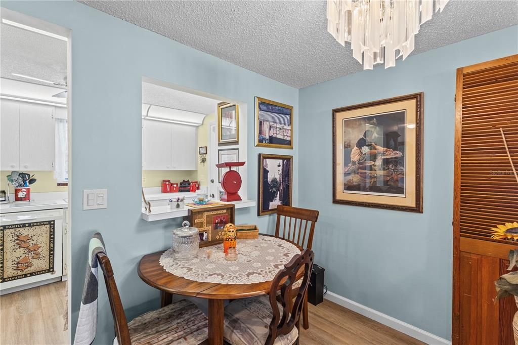 For Sale: $225,000 (2 beds, 2 baths, 1208 Square Feet)