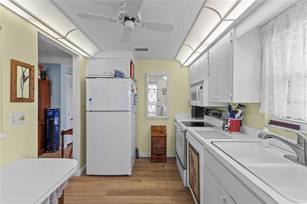 For Sale: $225,000 (2 beds, 2 baths, 1208 Square Feet)