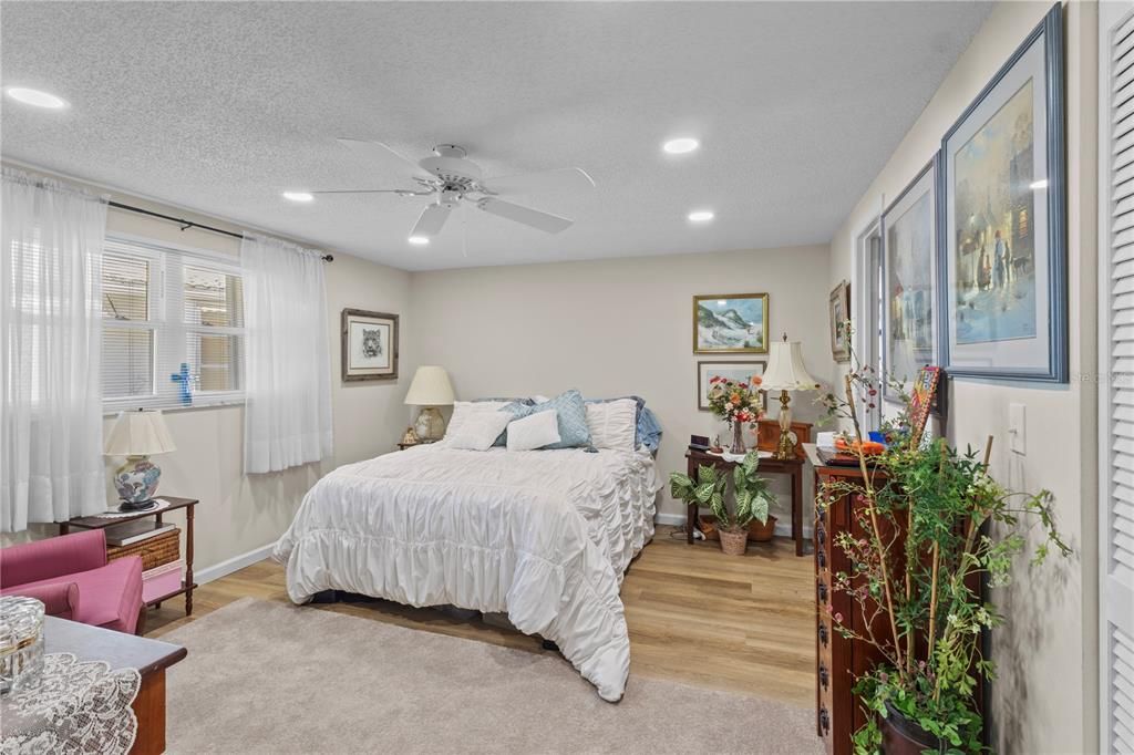 For Sale: $225,000 (2 beds, 2 baths, 1208 Square Feet)