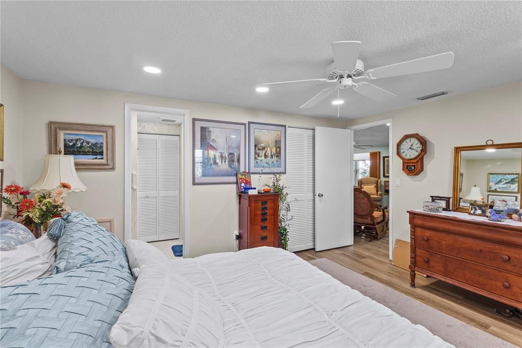 For Sale: $225,000 (2 beds, 2 baths, 1208 Square Feet)