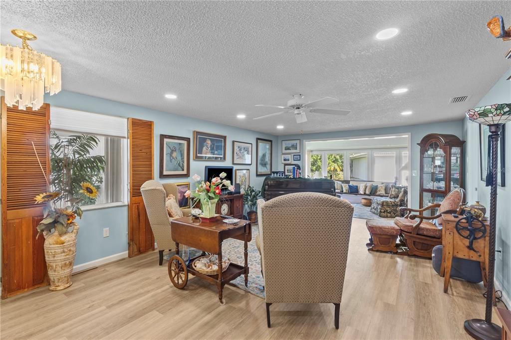 For Sale: $225,000 (2 beds, 2 baths, 1208 Square Feet)