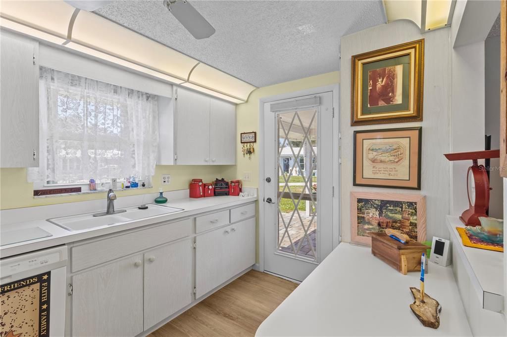 For Sale: $225,000 (2 beds, 2 baths, 1208 Square Feet)