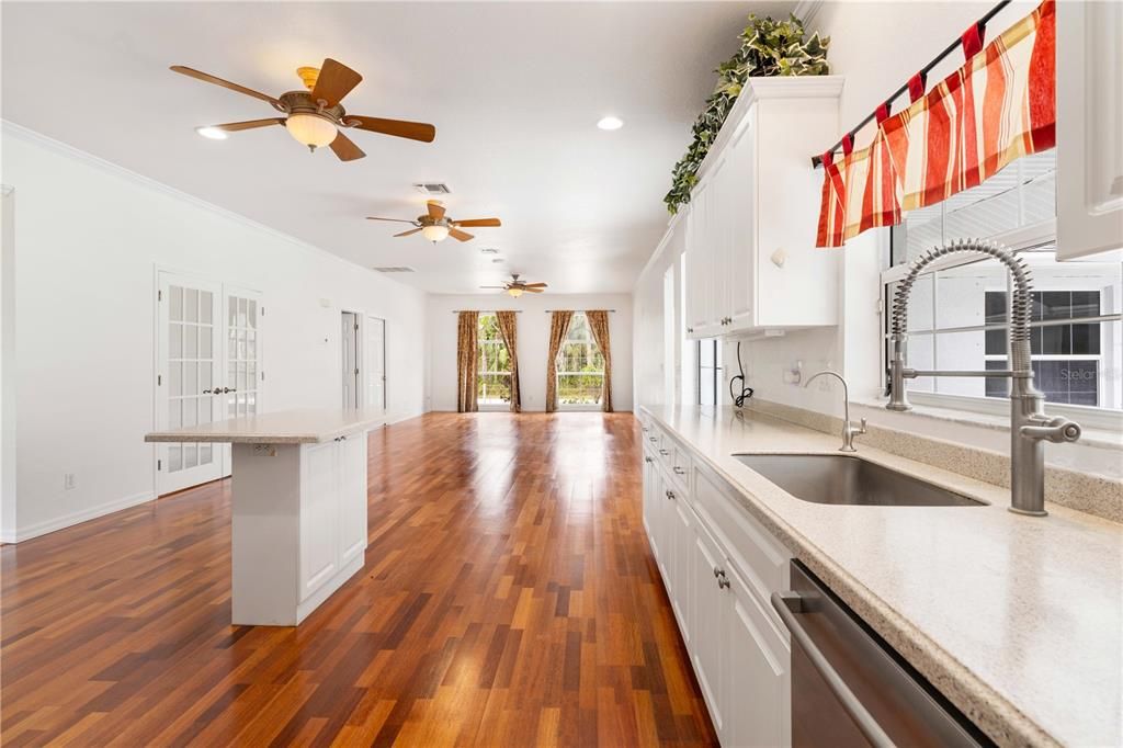 Activo con contrato: $615,000 (4 camas, 3 baños, 3112 Pies cuadrados)