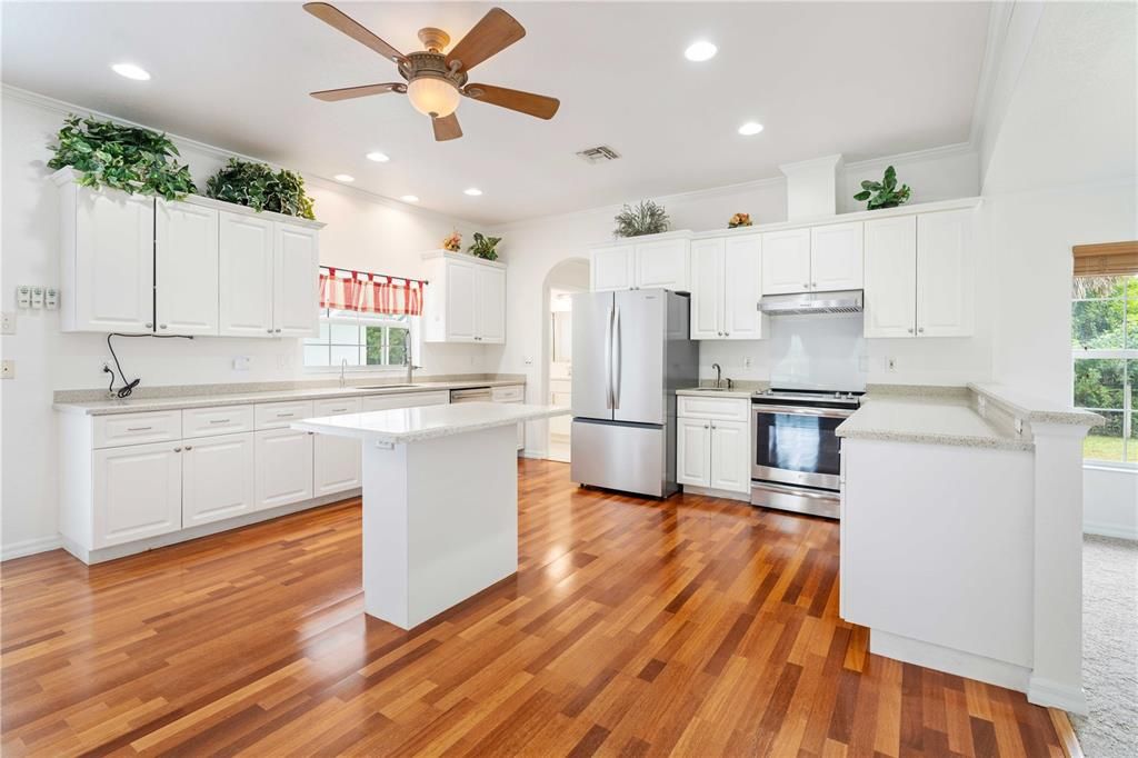 Activo con contrato: $615,000 (4 camas, 3 baños, 3112 Pies cuadrados)