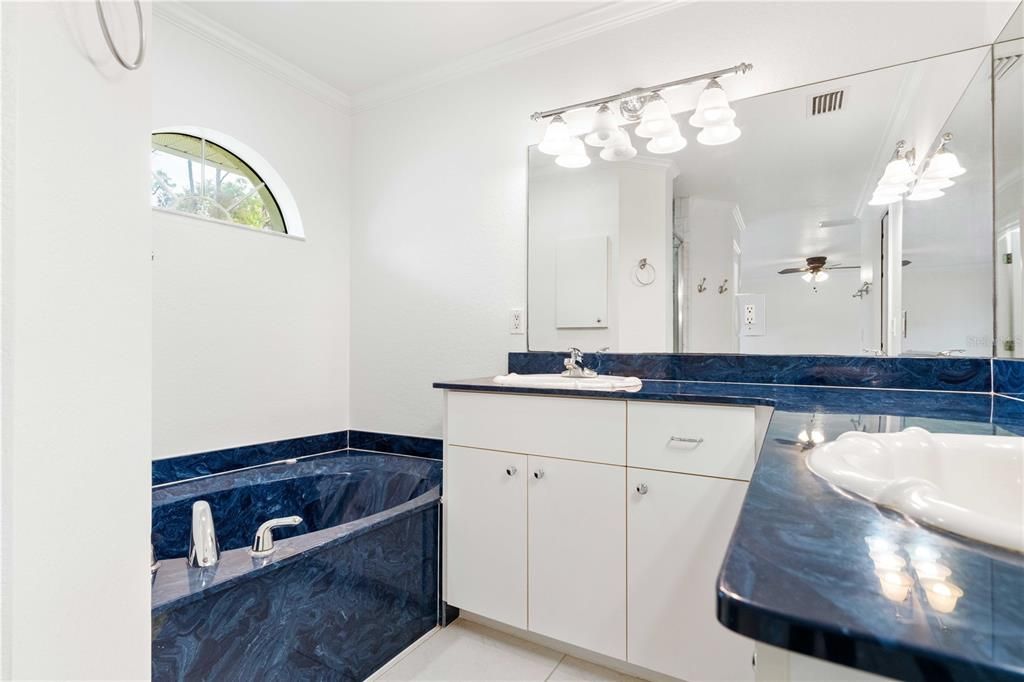 Activo con contrato: $615,000 (4 camas, 3 baños, 3112 Pies cuadrados)