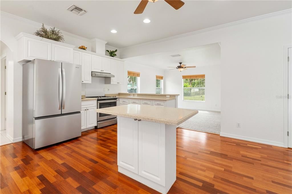 Activo con contrato: $615,000 (4 camas, 3 baños, 3112 Pies cuadrados)