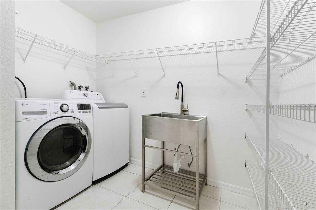 Activo con contrato: $615,000 (4 camas, 3 baños, 3112 Pies cuadrados)