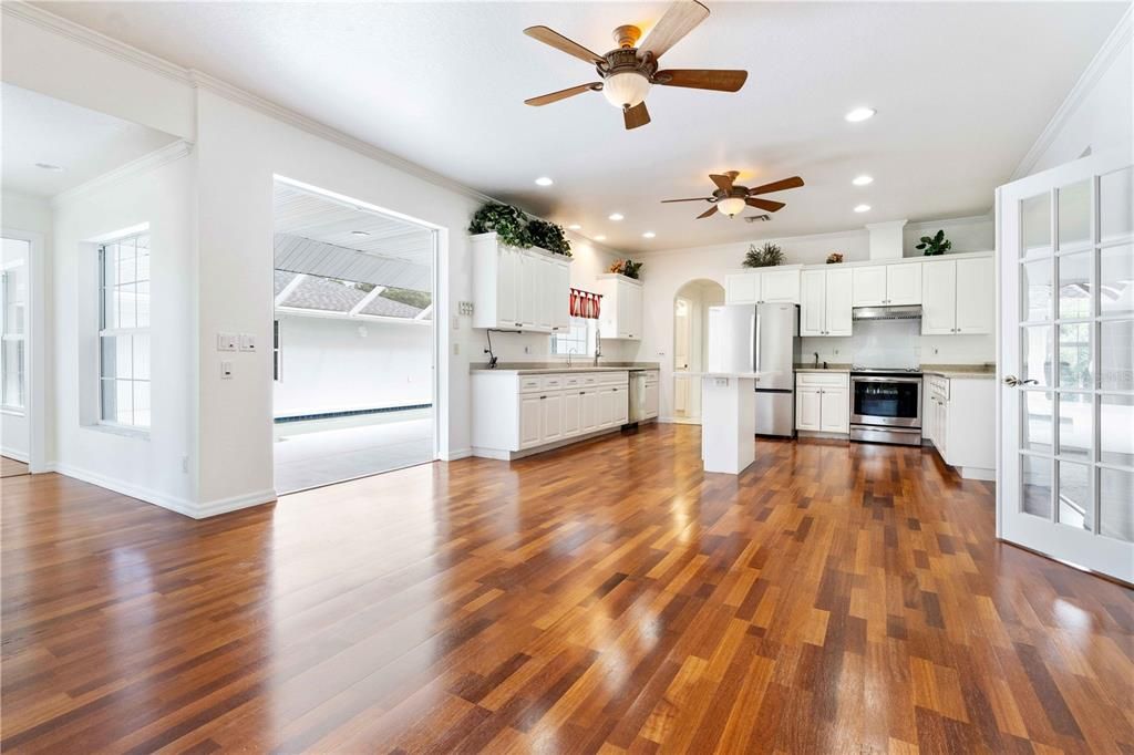 Activo con contrato: $615,000 (4 camas, 3 baños, 3112 Pies cuadrados)