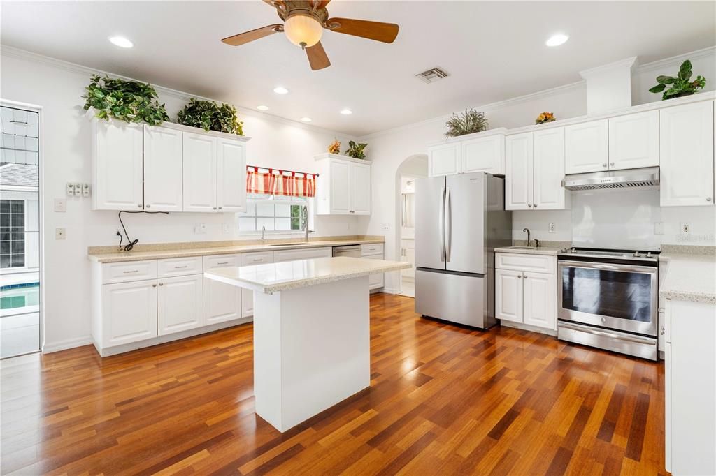 Activo con contrato: $615,000 (4 camas, 3 baños, 3112 Pies cuadrados)