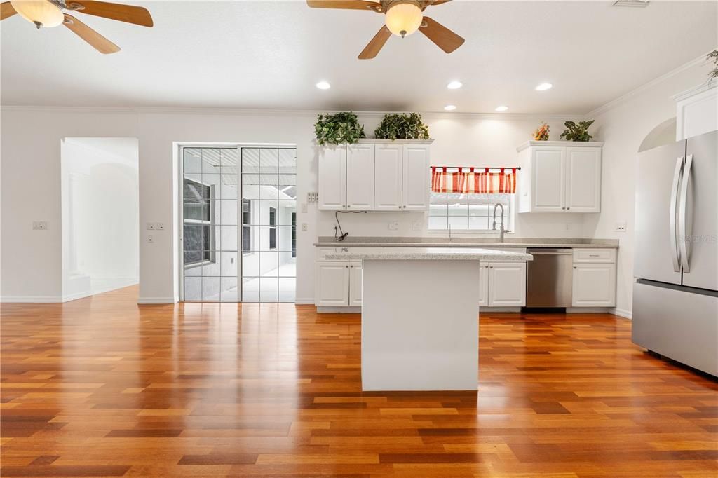 Activo con contrato: $615,000 (4 camas, 3 baños, 3112 Pies cuadrados)