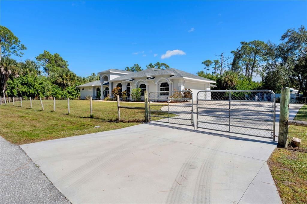 Activo con contrato: $615,000 (4 camas, 3 baños, 3112 Pies cuadrados)