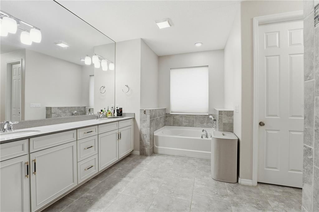 For Sale: $1,090,000 (5 beds, 4 baths, 4478 Square Feet)