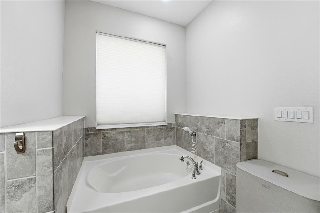 For Sale: $1,090,000 (5 beds, 4 baths, 4478 Square Feet)