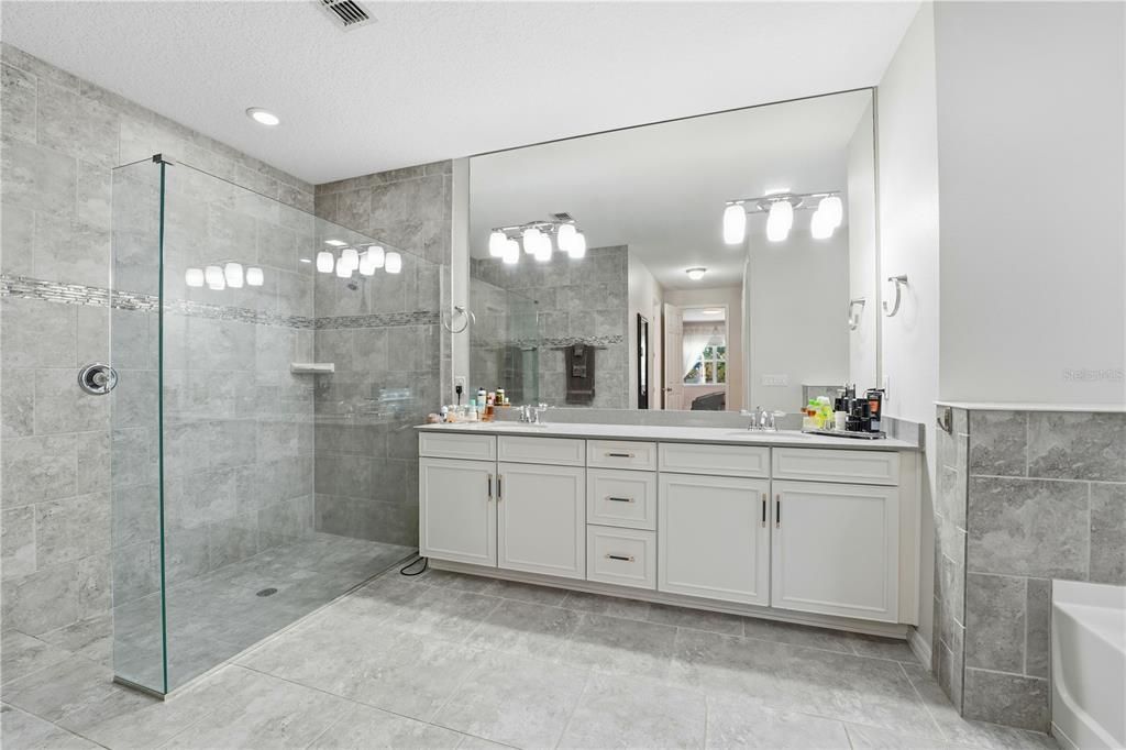 For Sale: $1,090,000 (5 beds, 4 baths, 4478 Square Feet)