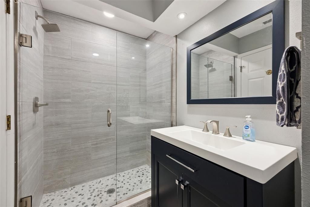 合同活跃: $895,000 (3 贝兹, 2 浴室, 2172 平方英尺)