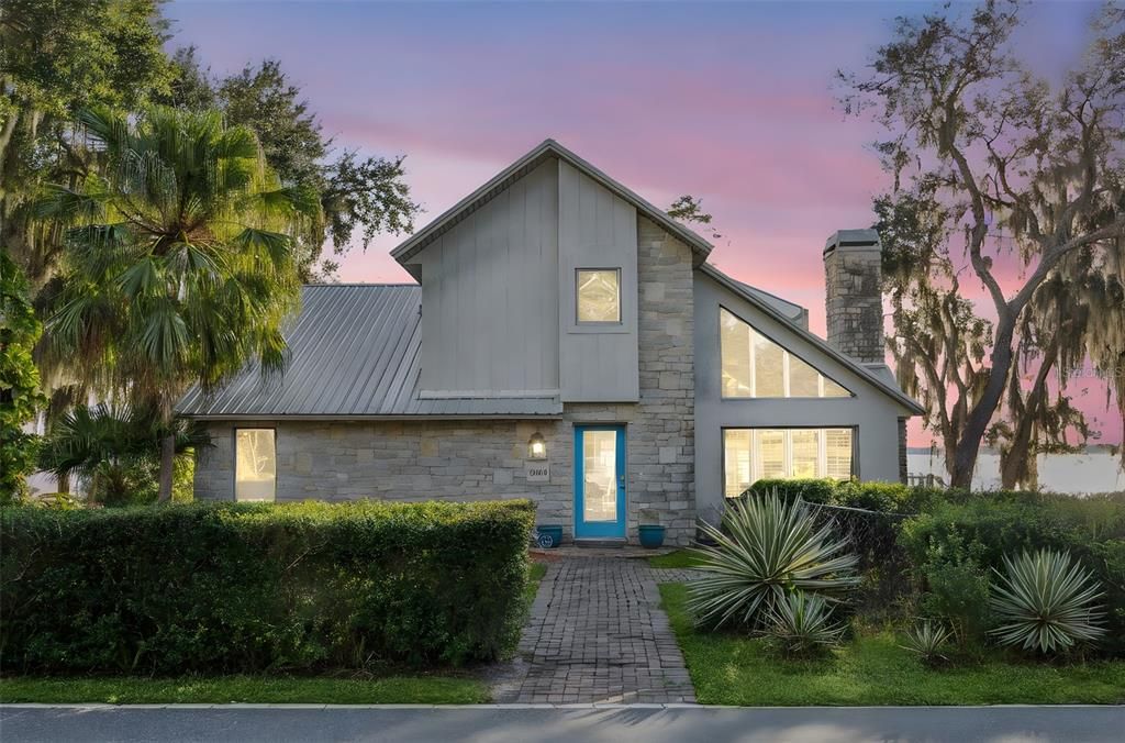 合同活跃: $895,000 (3 贝兹, 2 浴室, 2172 平方英尺)