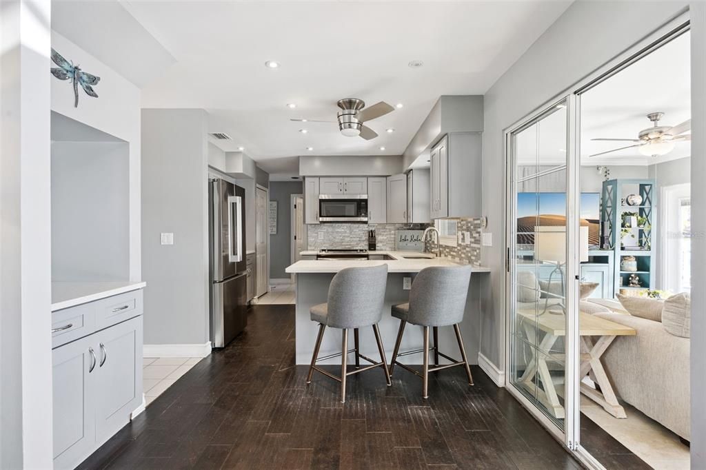 合同活跃: $895,000 (3 贝兹, 2 浴室, 2172 平方英尺)