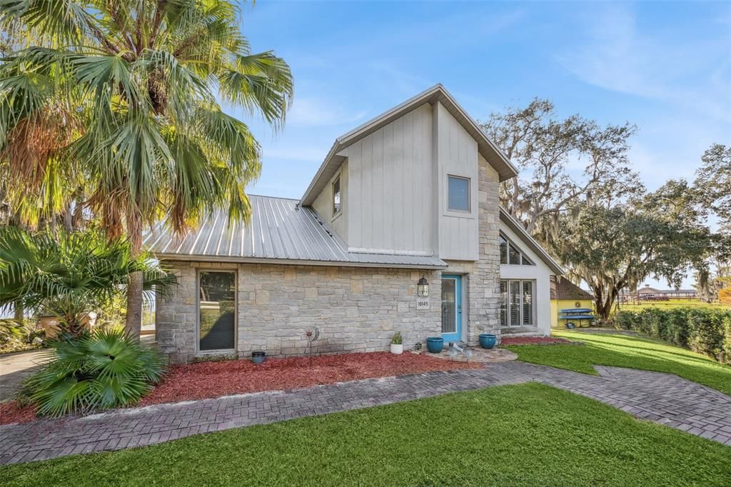 合同活跃: $895,000 (3 贝兹, 2 浴室, 2172 平方英尺)