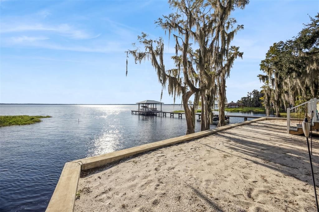 合同活跃: $895,000 (3 贝兹, 2 浴室, 2172 平方英尺)