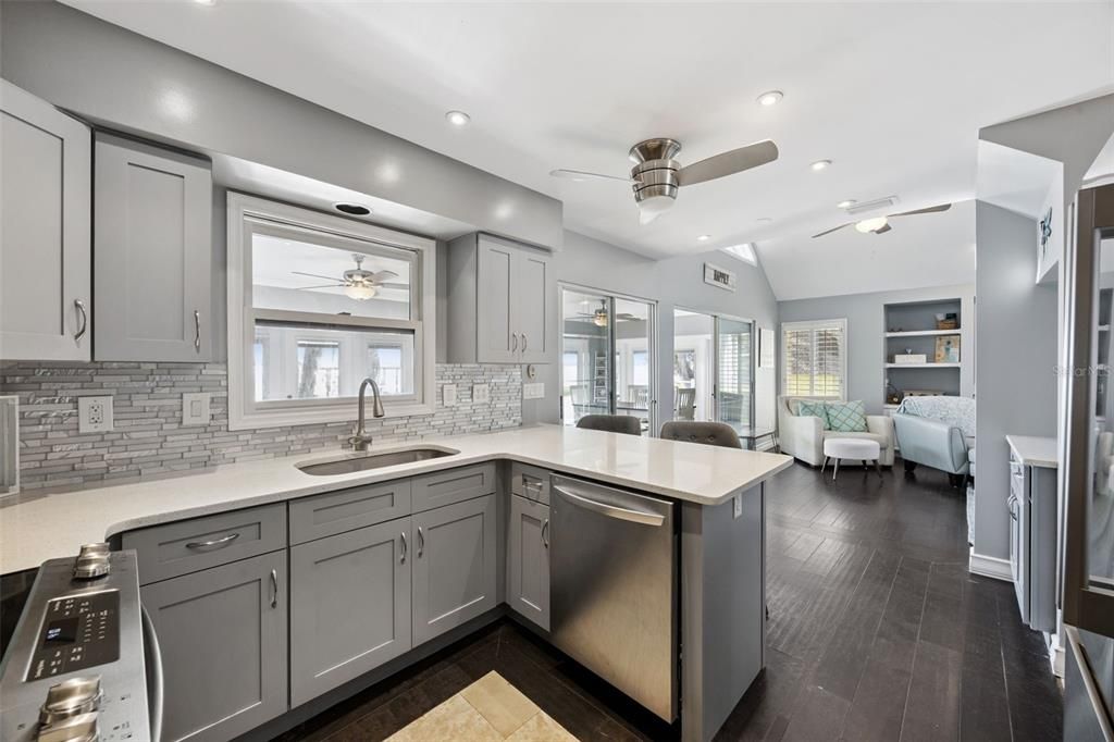 合同活跃: $895,000 (3 贝兹, 2 浴室, 2172 平方英尺)