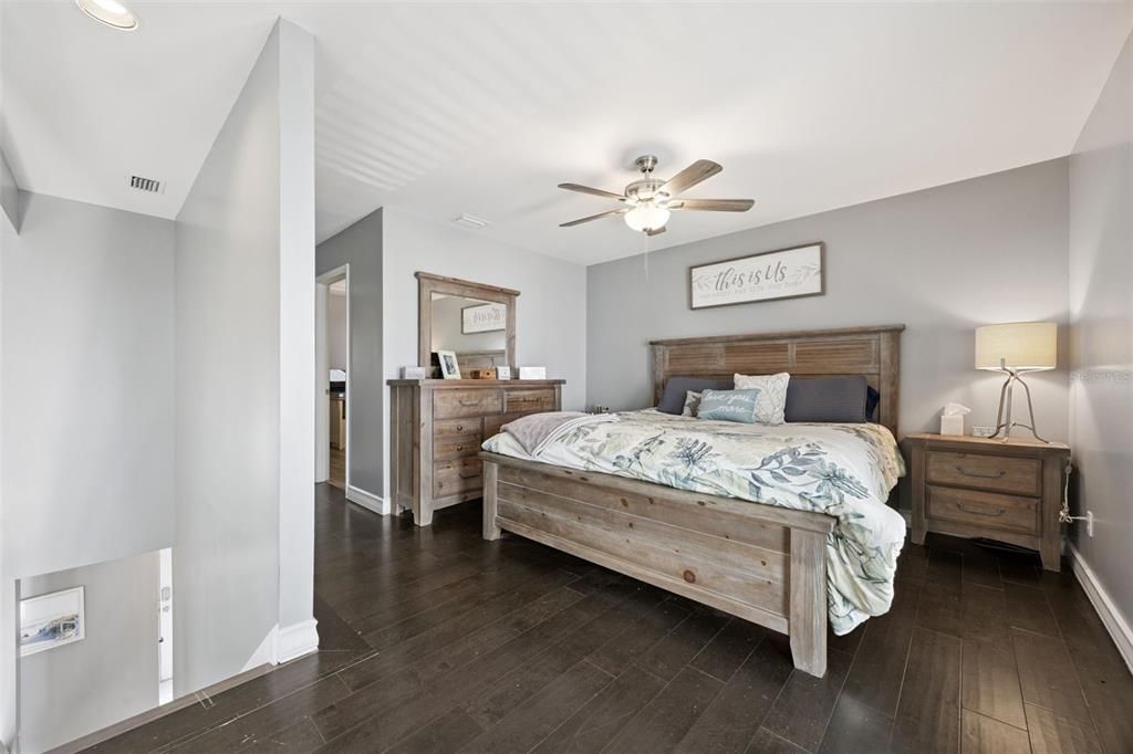 合同活跃: $895,000 (3 贝兹, 2 浴室, 2172 平方英尺)