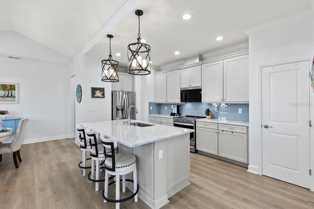 For Sale: $429,900 (2 beds, 2 baths, 1466 Square Feet)