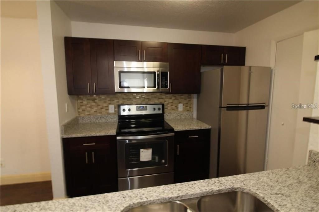 For Sale: $150,000 (2 beds, 2 baths, 935 Square Feet)