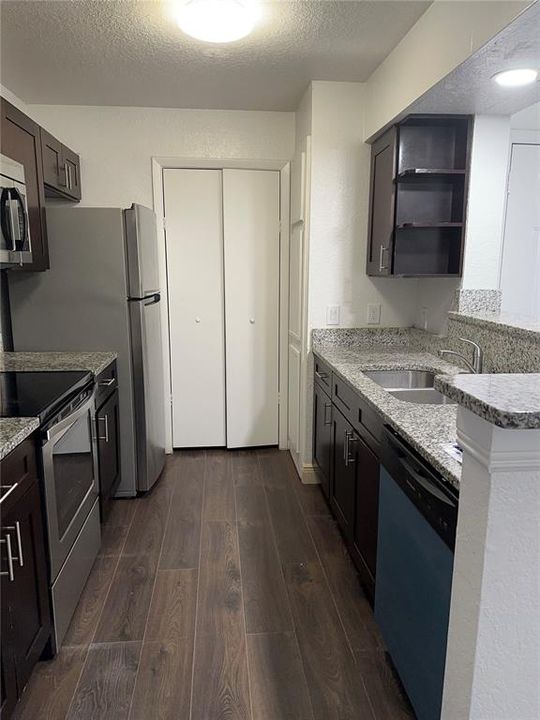 For Sale: $150,000 (2 beds, 2 baths, 935 Square Feet)
