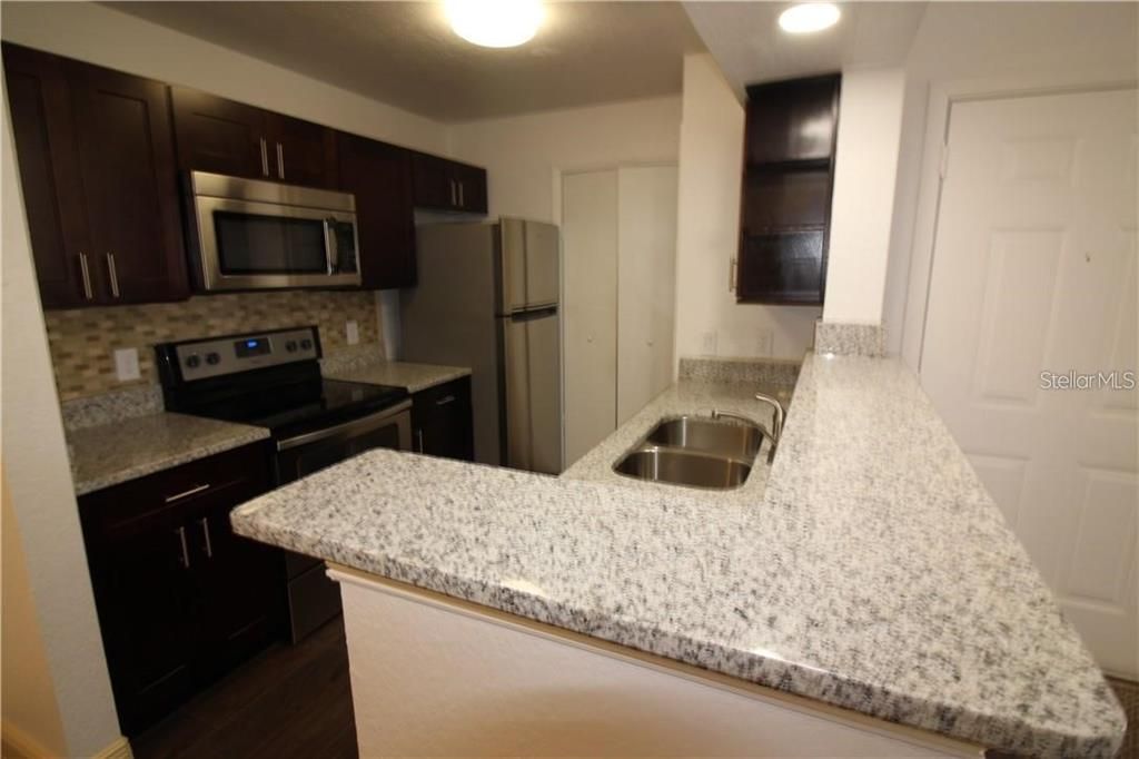 For Sale: $150,000 (2 beds, 2 baths, 935 Square Feet)