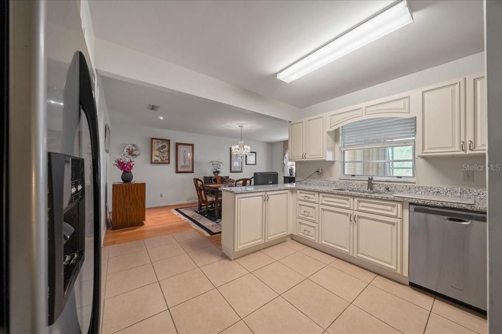 待售: $155,000 (2 贝兹, 2 浴室, 1456 平方英尺)