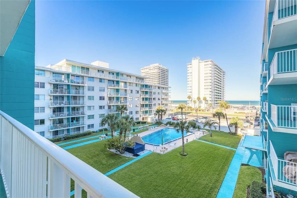 Active With Contract: $209,900 (2 beds, 2 baths, 890 Square Feet)