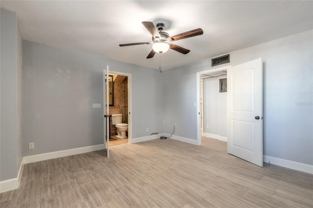 Active With Contract: $209,900 (2 beds, 2 baths, 890 Square Feet)