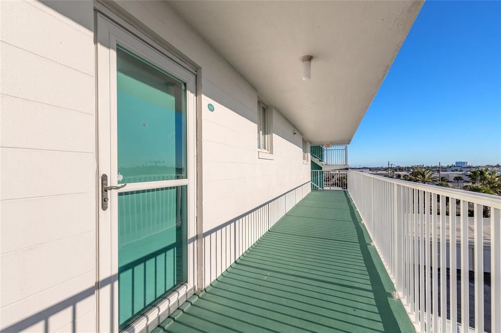 Active With Contract: $209,900 (2 beds, 2 baths, 890 Square Feet)