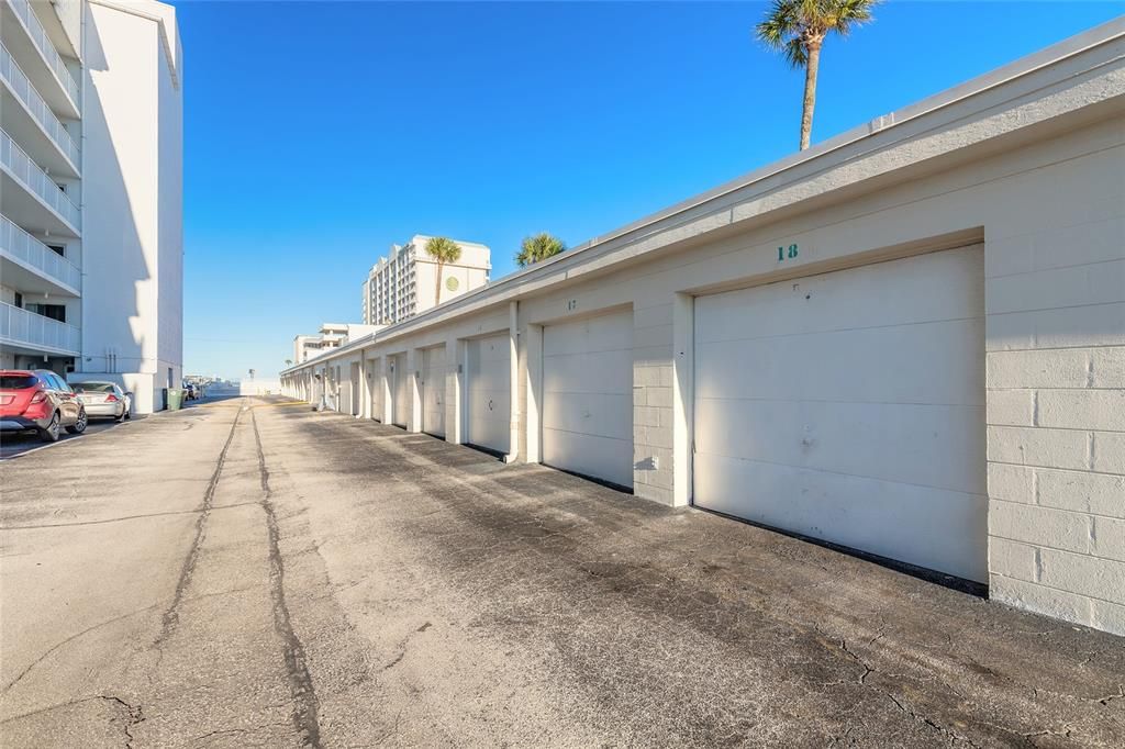 Active With Contract: $209,900 (2 beds, 2 baths, 890 Square Feet)