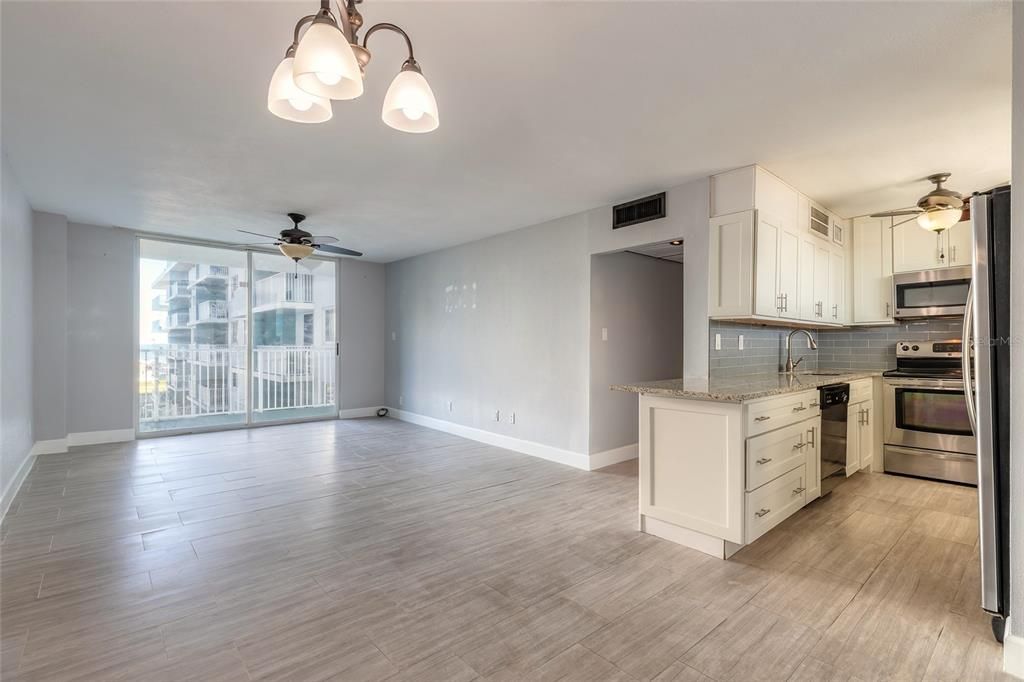 Active With Contract: $209,900 (2 beds, 2 baths, 890 Square Feet)