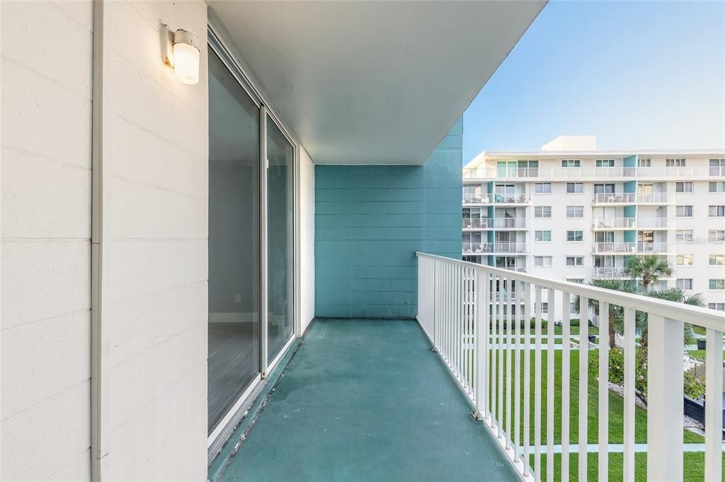 Active With Contract: $209,900 (2 beds, 2 baths, 890 Square Feet)