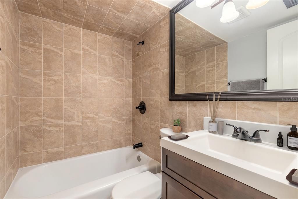 Active With Contract: $209,900 (2 beds, 2 baths, 890 Square Feet)